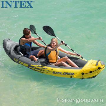 Intex 68307 K2 Kayak Boat d&#39;aviron gonflable placé en plein air en plein air avec un jeu de sports de paddle